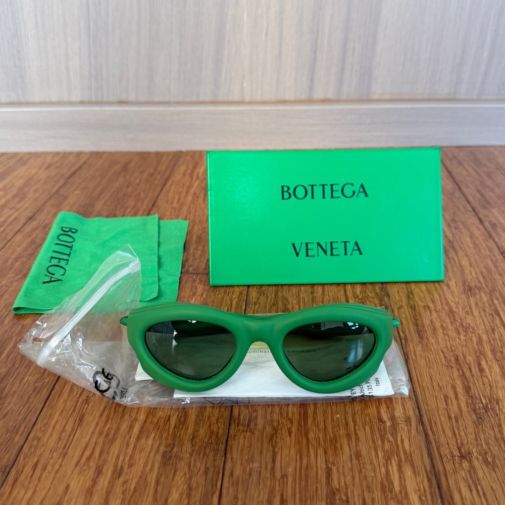 Bottega Veneta Unisex Oval Sunglasses, Green Rubber  OS